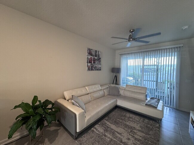 Building Photo - Spacious Townhome in Oakleaf Plantation