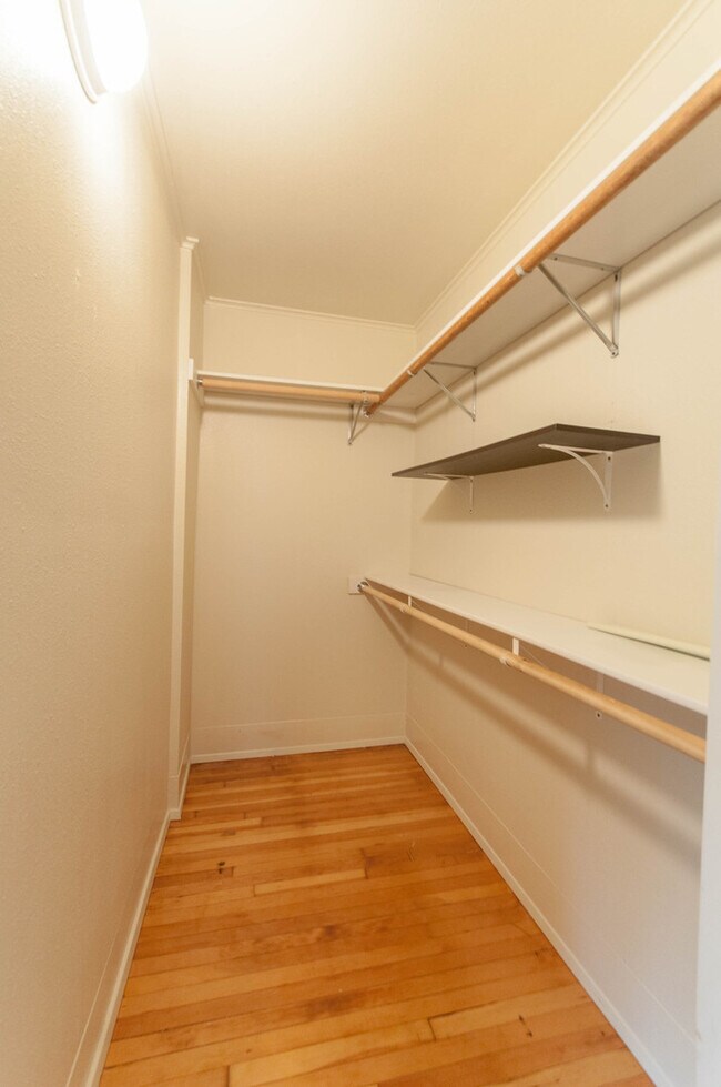 Building Photo - Charming 2-Bedroom, 2-Bathroom House on So...