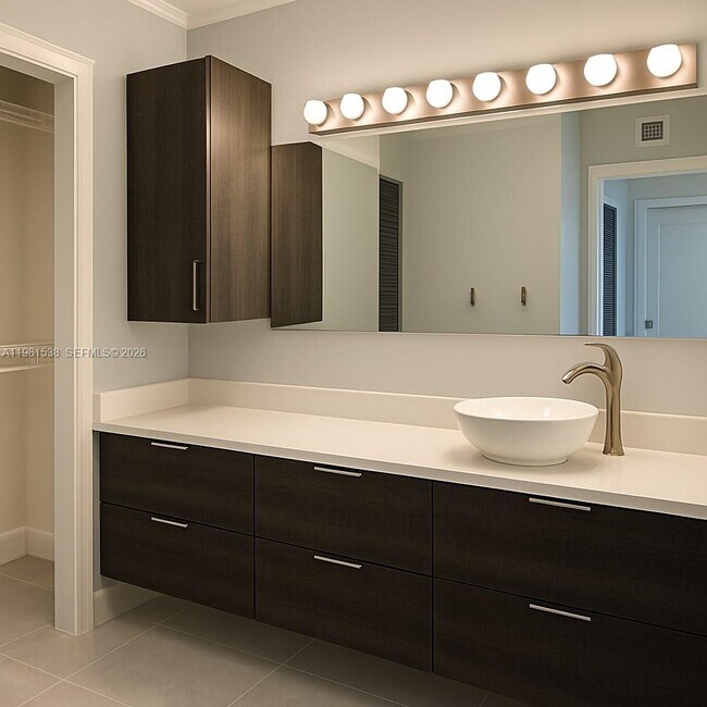 Building Photo - 3731 N Country Club Dr