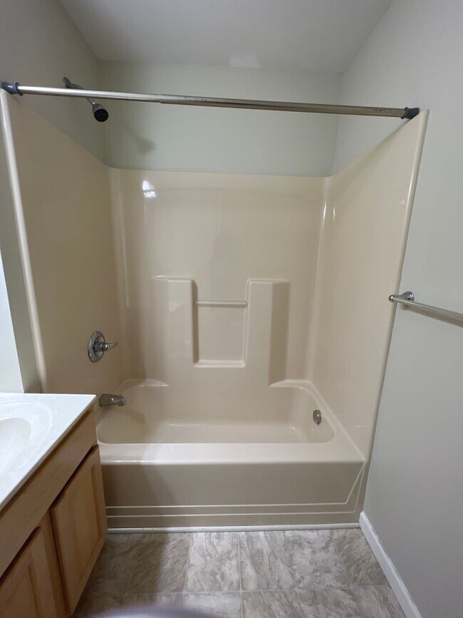 Building Photo - 2 Bedroom townhouse with garage near Med C...