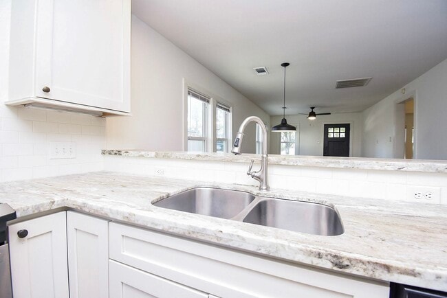 Building Photo - 413 W 10th St