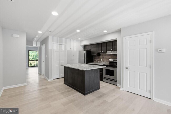 Building Photo - 27 Darien Way