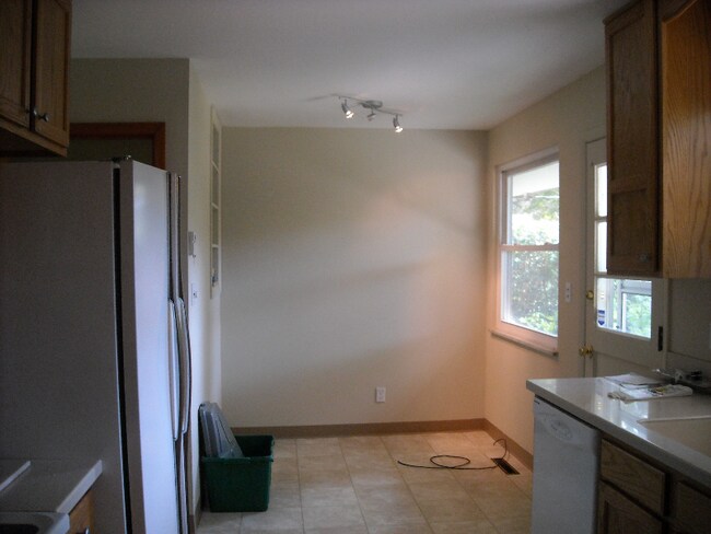 Building Photo - 353 E Clearview Ave