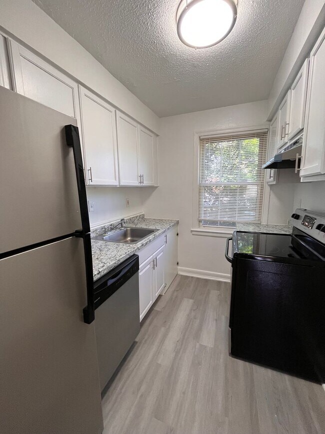Building Photo - Fairfax Village III | 2bd 1bth | Hardwood Floors | Sunlight!