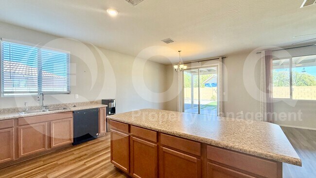 Building Photo - 5215 S 18th Pl