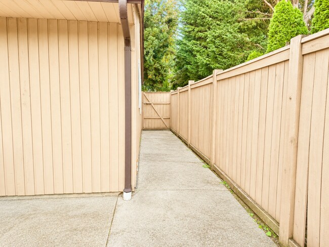 Building Photo - Beautifully Remodeled Home in Prime Kirkland Location | Designer Finishes | Spacious Layout | Top...