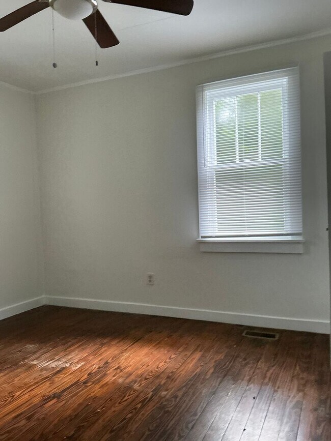 Building Photo - 3 bedroom / 1 bathroom house near St. Mary's/Beechwood/Alps Rd.