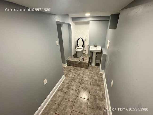 Building Photo - 3 Bedroom 1.5 Bathrooms Updated Home - Ava...