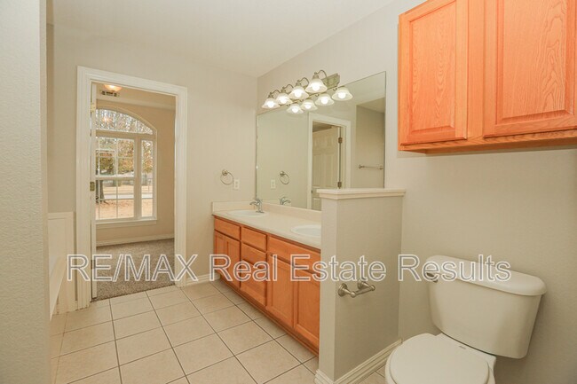 Building Photo - 1202 SW Cabriolet St