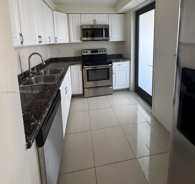 Building Photo - 301 Golden Isles Dr