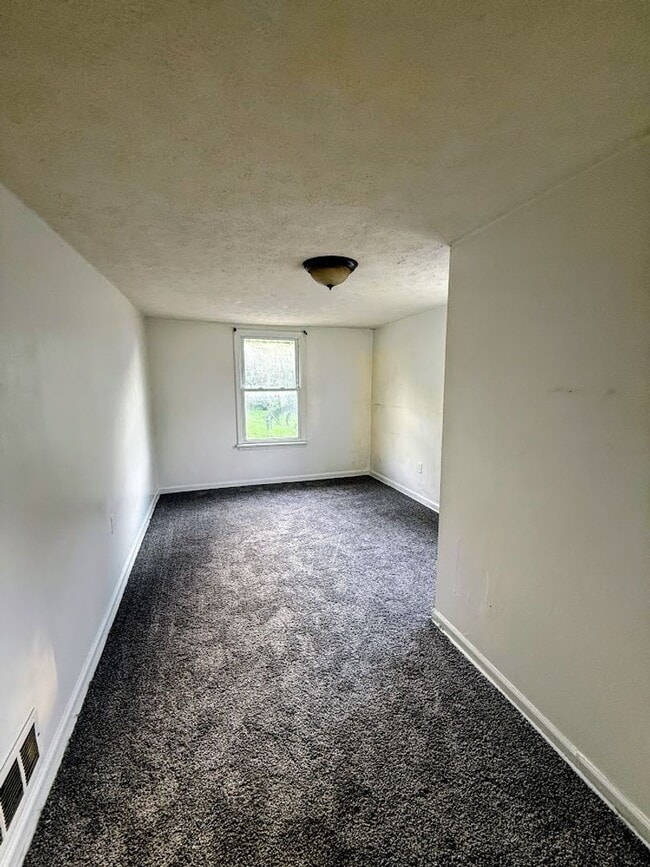 Building Photo - Four bedroom one bathroom single family home for rent