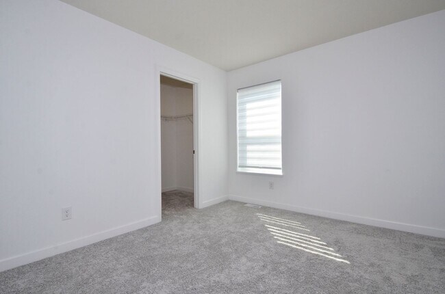 Building Photo - 3858 Heath Ave N