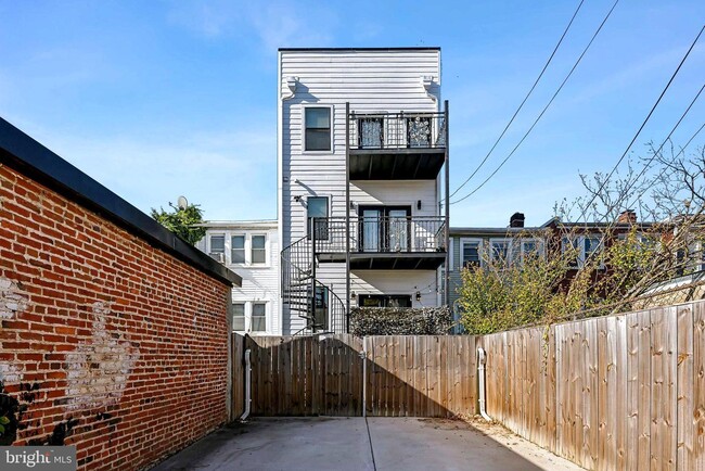 Building Photo - 1213 Holbrook St NE