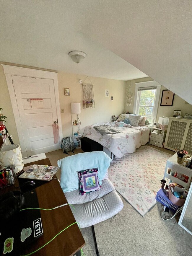 Building Photo - Two Bedroom apartment near engineering and...