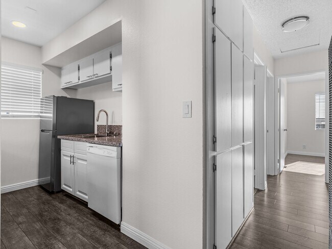 Building Photo - 1168 E 10th St