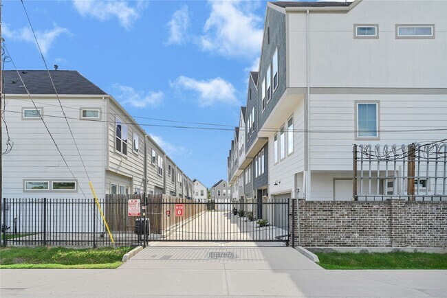 Building Photo - 2056 Johanna Dr