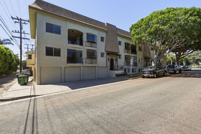 Building Photo - HUGE 2 bed 2 bath in Prime Santa Monica!