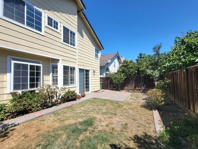 Building Photo - Lovely and Spacious 4-bedroom Beauty in De...
