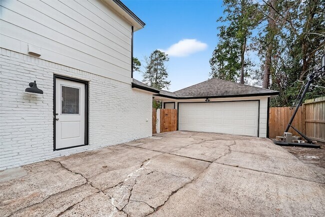 Building Photo - 2402 Oak Shores Dr