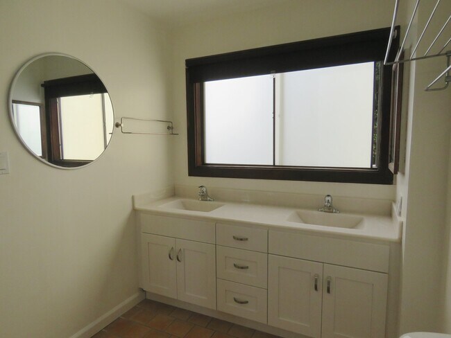 Building Photo - Updated Noe Valley House Available Now!