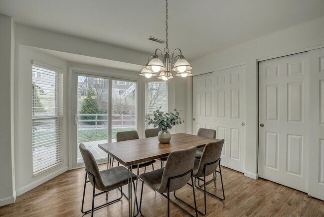 Building Photo - 10150 Meadow Glen Dr