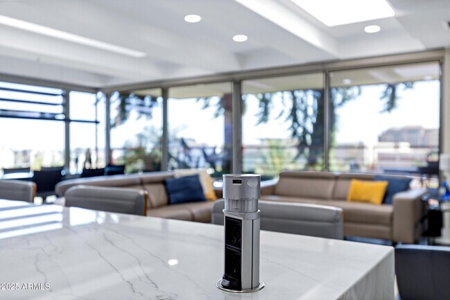 Building Photo - 7137 E Rancho Vista Dr