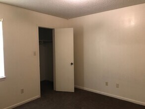 Building Photo - 2/1.5 covered parking, fireplace