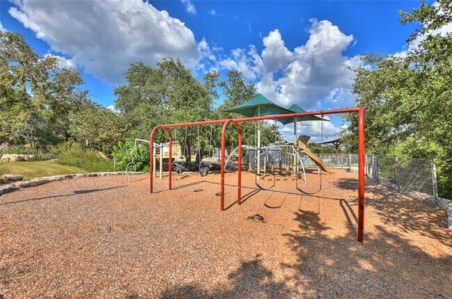 Building Photo - 204 Russet Trl