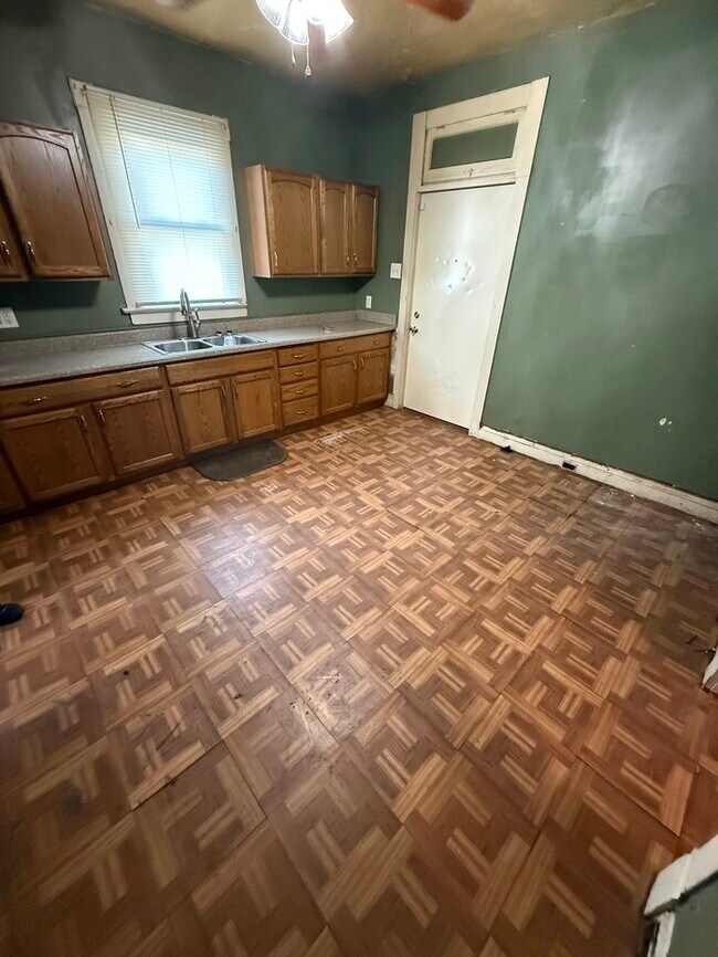 Building Photo - 2254 Lee Ave