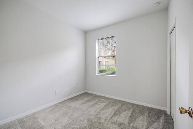 Building Photo - Spacious 3/2 Condo in the Gated Oakwater Community with Single Car Garage! Brand new carpets and ...