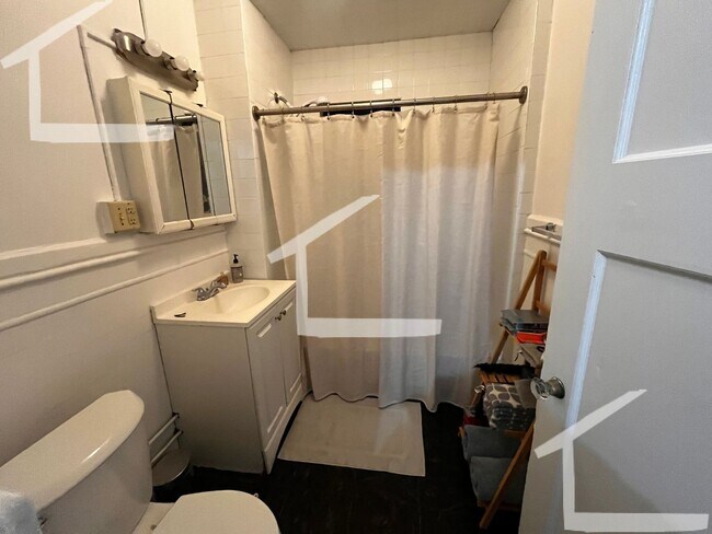 Building Photo - 448 Park Dr