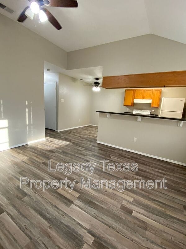 Building Photo - 641 Woodard Ave