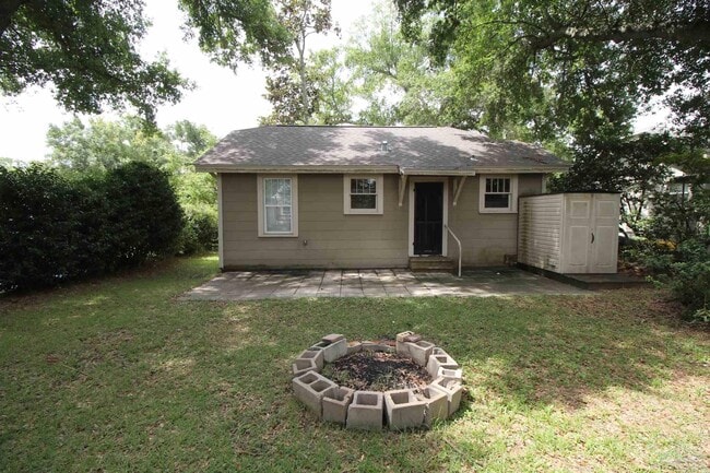 Building Photo - 3102 E De Soto St