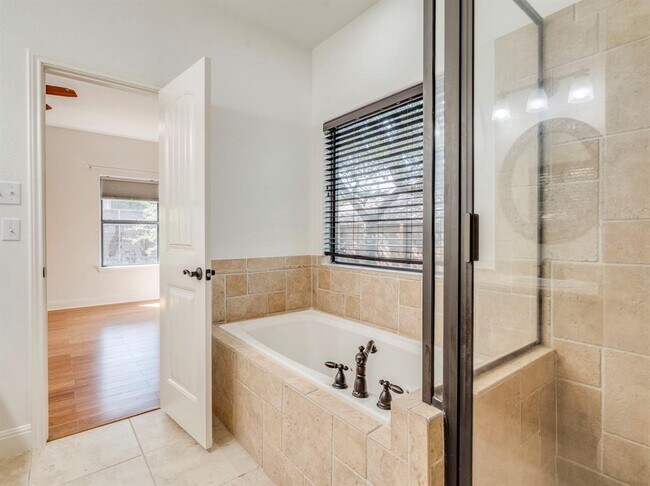 Building Photo - 10804 Wildwood Cir