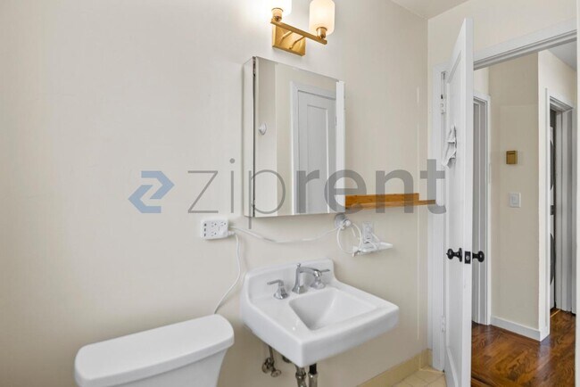 Building Photo - 319 Iris Way