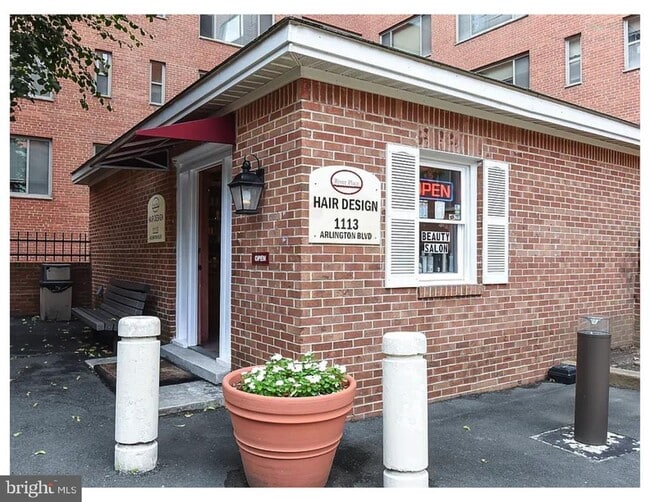 Building Photo - 1121 Arlington Blvd