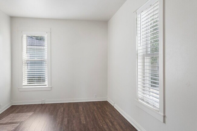 Building Photo - 1190 Lakeview