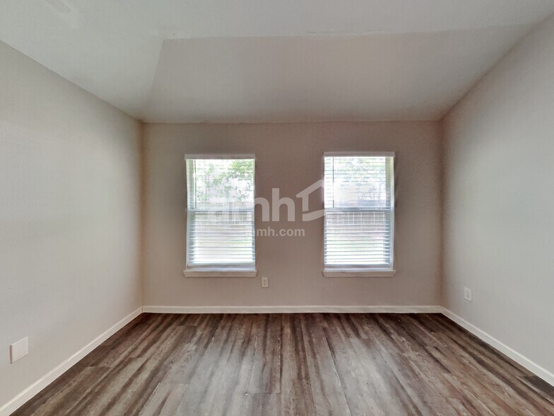 Building Photo - 18347 Austin Oak Ln