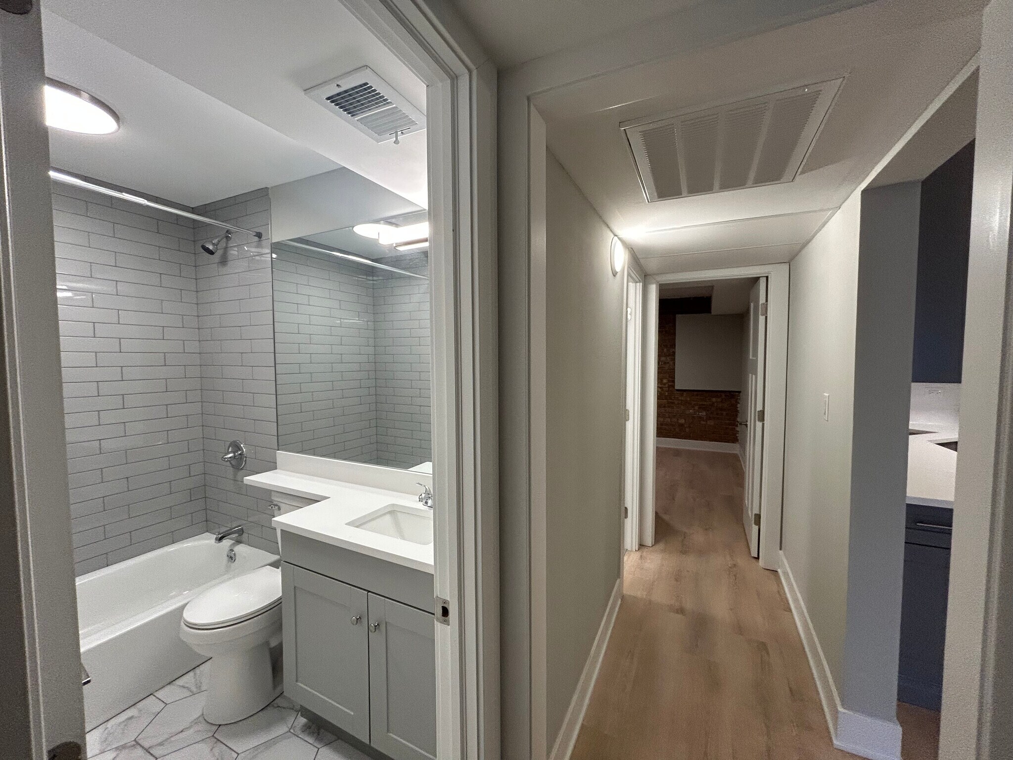 Building Photo - 1254 N La Salle Dr