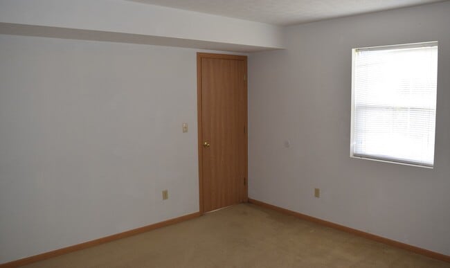 Building Photo - Spacious 3 bedroom, 2 bathroom duplex!