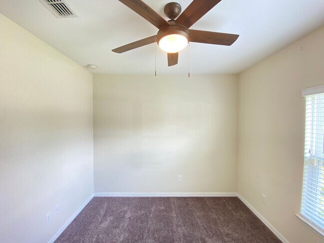 Building Photo - Beauiful Townhome in Tuscany Place. This is an end unit.  Brand new carpet. Ready to move in!
