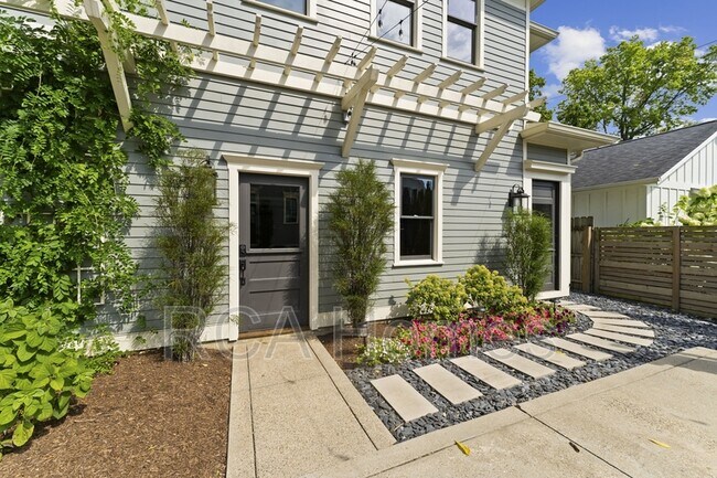Building Photo - 1321 N Beville Ave
