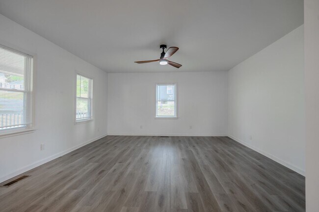 Building Photo - 231 Broadway St