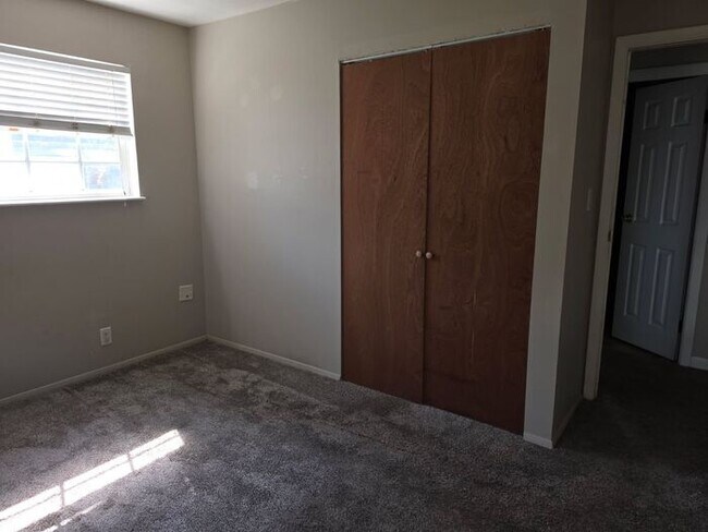 Building Photo - Mishawaka Southside Single family home with Garage