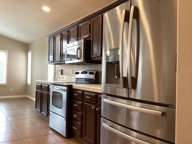 Building Photo - 7526 N Ellendale Ave