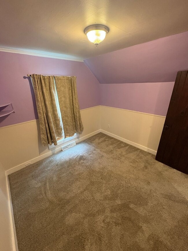 Building Photo - Lovely 4 Bedroomin a Quaint and Quiet Neig...