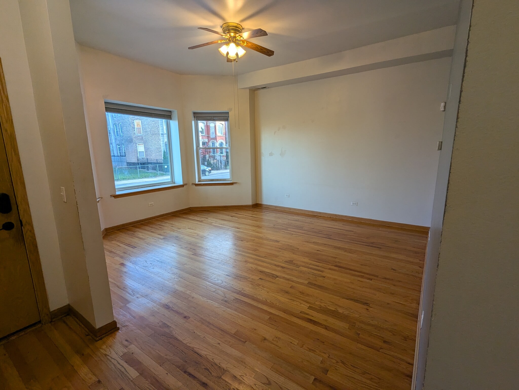 Living Room - 3212 W Warren Blvd
