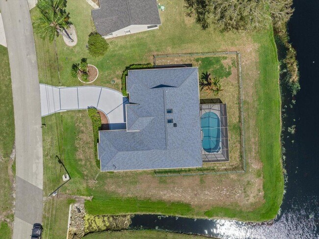 Building Photo - 1902 SE Gaskins Cir