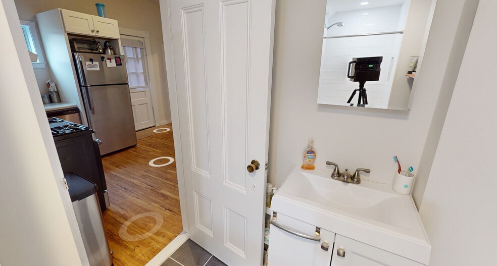 Building Photo - 224 Banks St