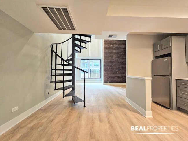 Building Photo - 1 bedroom in CHICAGO IL 60610